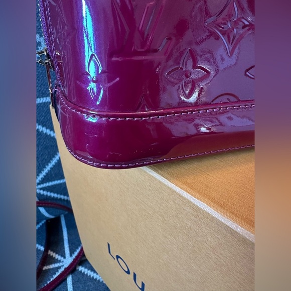 Louis Vuitton Vernis Alma BB with dust bag, strap and box. Comes with COA. - Picture 14 of 15